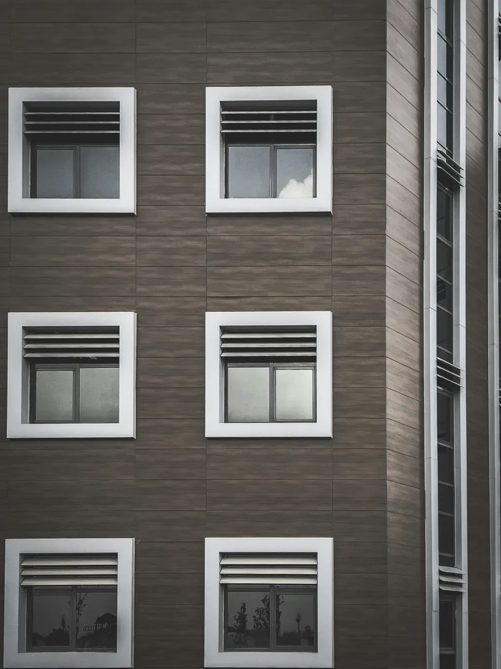 Czego unikać przy zakupie żaluzji fasadowych? Najczęstsze błędy inwestorów